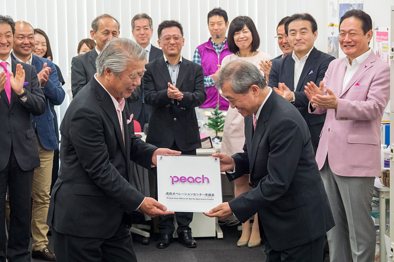 プレートを受け取り、準備室の入り口に設置したPeach Aviation株式会社 成田オペレーションセンター準備室 室長 富永有一氏