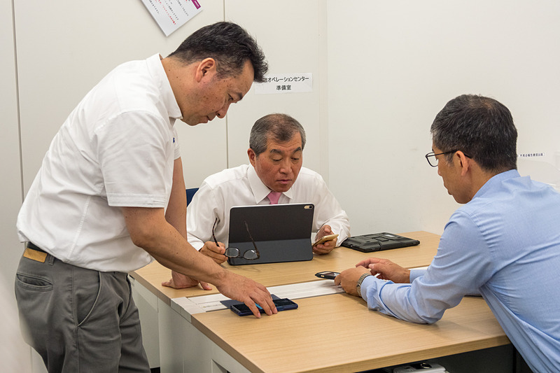 成田オペレーションセンター準備室の仕事風景。パイロット、CAのブリーフィングなどもこちらで行なわれるという