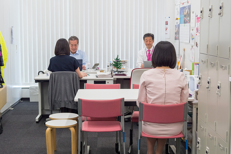 成田オペレーションセンター準備室の仕事風景。パイロット、CAのブリーフィングなどもこちらで行なわれるという