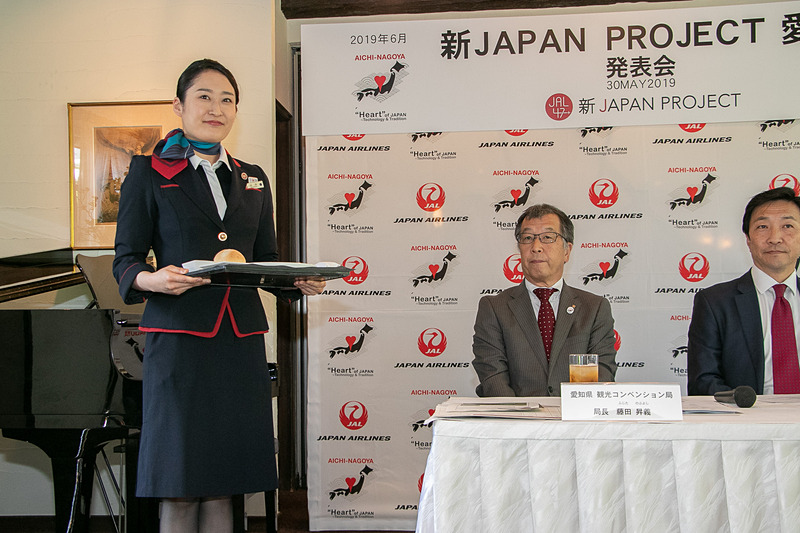 藤田局長が6月に提供する機内食を試食。地元食材をふんだんに使っていることに感謝し「とても美味しい」と笑顔を見せた