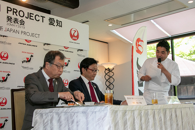 藤田局長が6月に提供する機内食を試食。地元食材をふんだんに使っていることに感謝し「とても美味しい」と笑顔を見せた