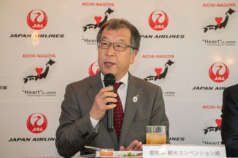 藤田局長が6月に提供する機内食を試食。地元食材をふんだんに使っていることに感謝し「とても美味しい」と笑顔を見せた