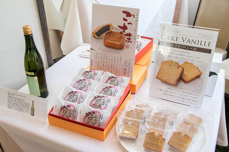 機内食に合わせて「萬乗（ばんじょう）醸造」が手がける日本酒「醸し人九平次（くへいじ）純米大吟醸 黒田庄（くろだしょう）に生まれて、」を用意するほか、昼食時間帯には茶菓として、羽田発便では「美濃忠（みのちゅう）」の「ごっさま」を、羽田着便では「Chez KOBE」が愛知県内に3店舗展開する洋菓子店「Patisserie Chez KOBE（パテスリー シェ・コーベ）」の「ケイク・バニーユ」を提供する