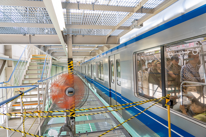 私は飯能駅に着いたときにちょうど「検修場行き」の臨時電車が来たのでそれに乗車。普段は電車に乗ったまま検収場内に入ることなんてできないので貴重な体験！