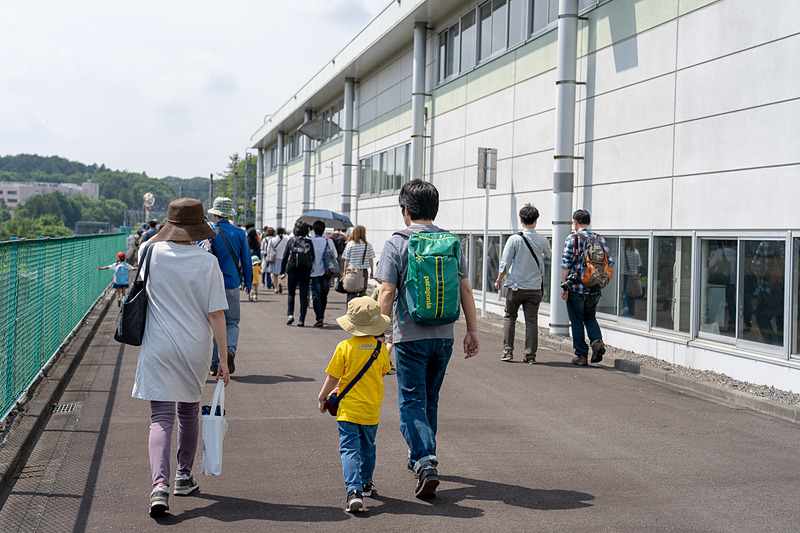 臨時電車発着場から誘導に従って歩きます