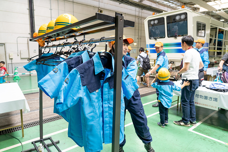 お子さま用の制服撮影会。保安制服とヘルメットがかわいい