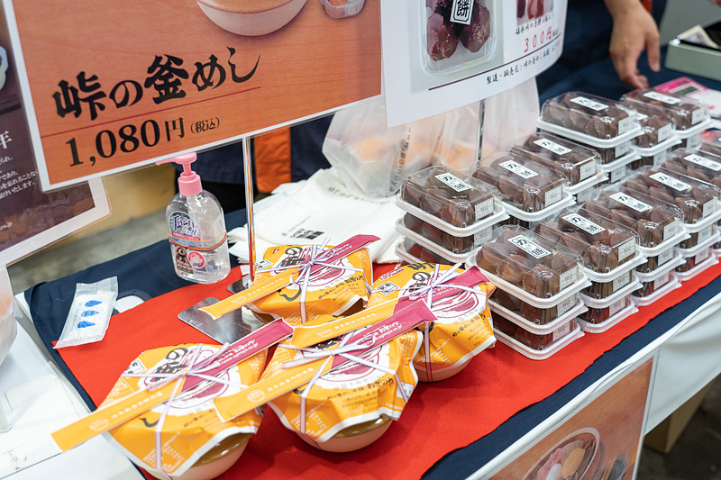 飲食コーナーに峠の釜めしで有名な「おぎのや」。お昼前に売り切れという不動の人気