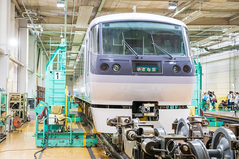 台車入れの実演をした10000系「ニューレッドアロー」