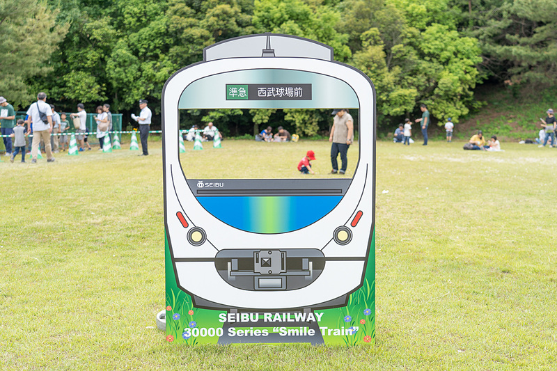 芝生広場はお弁当を広げたりゴロンと横になったりとのんびりムード