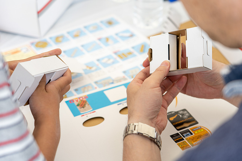 外のお遊び広場ではダンボールで自動販売機を作ろう！というワークショップも