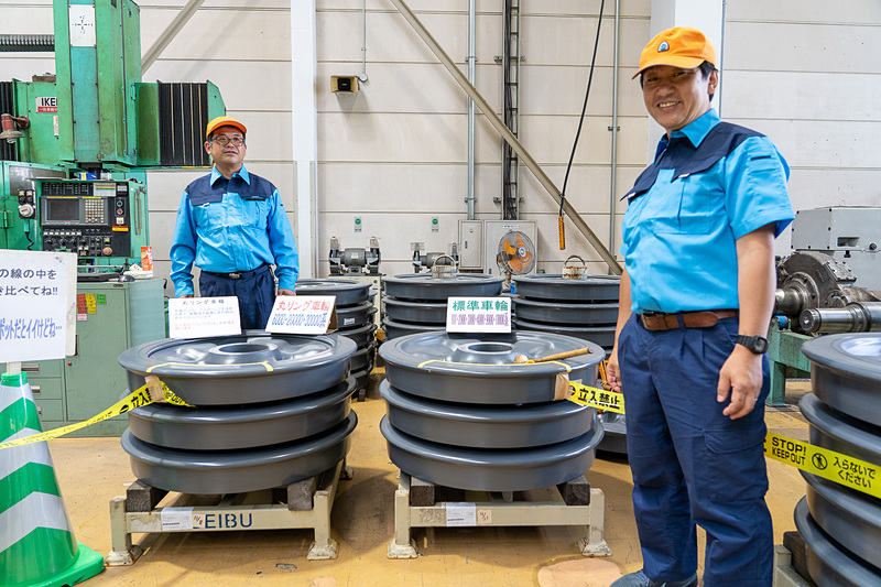 車輪の叩き比べ。丸リングというのが付いているか付いていないかで音が違う！　丸リングが付いている車輪は走行時静かなのだそう