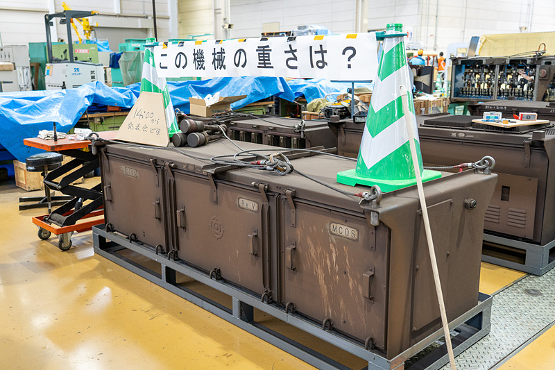 機械の重さを当てるコーナー。ちなみにこの主制御器は693kgで、3トンくらいかなと予想した私は大ハズレ