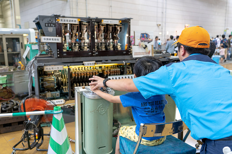 主制御器操作体験。主制御器とは電車のスピードを変える装置で電車の床下に付いているのだそう