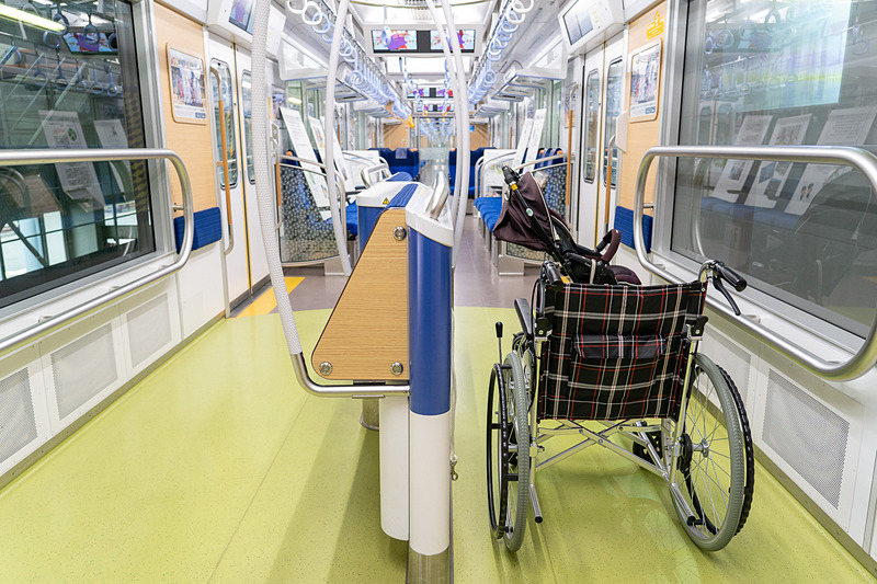 このようにベビーカーや車椅子を置いて固定することができるスペースを確保しています