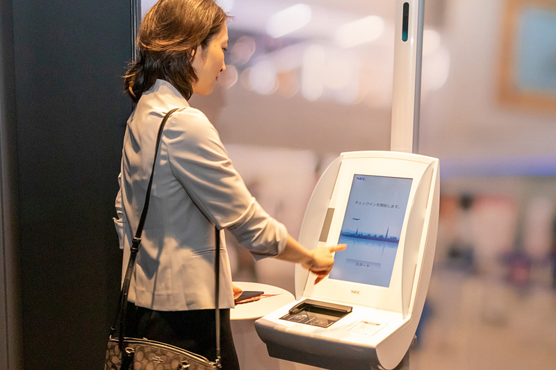 NAAとNECが成田空港に導入する搭乗手続きシステム「One ID」を説明した