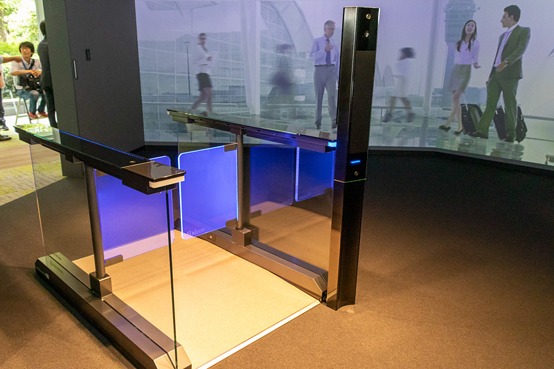 ウォークスルータイプの顔認証ゲート。保安検査場前や搭乗ゲート前に配置される予定