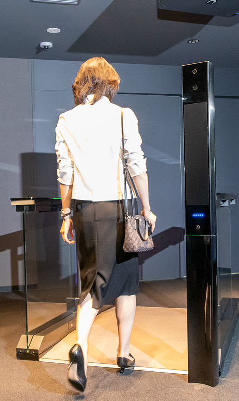 歩いてゆくと瞬時に本人確認が終わり、扉が開く。ちなみに登録されていない人が通ると赤ランプが灯って扉は開かない