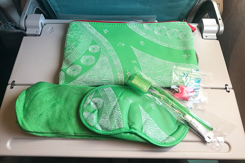 夜間フライトになる往路ではエコノミークラスでも耳栓やアイマスクの入ったアメニティポーチがもらえます