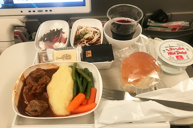 エコノミークラスの食事の一例（復路の1食目）。赤ワインをいただきました