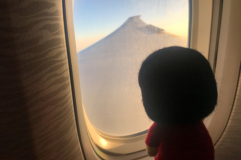 機内で朝を迎えました。ドバイ時間で朝7時20分に到着するEK313便