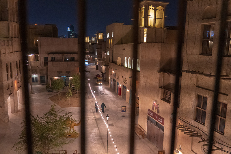 泊まったお部屋の格子窓から見た夜の光景