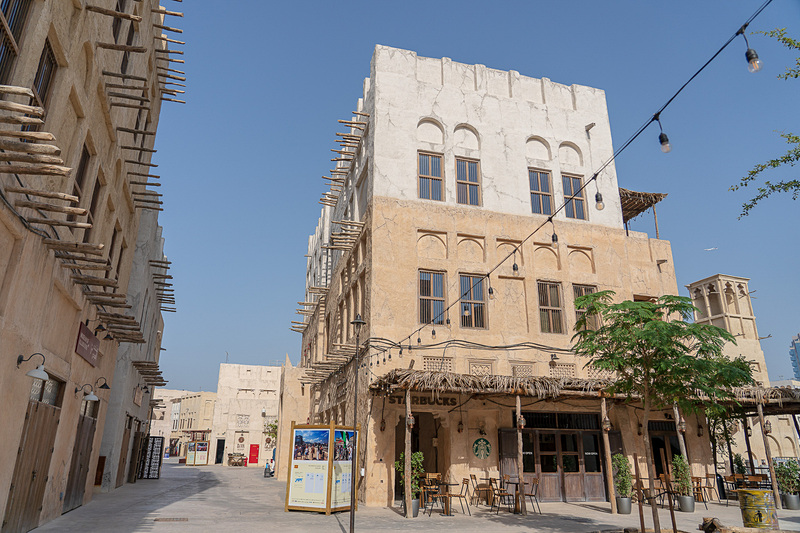 こちらが私が泊まったベイト（棟）。1階は何とスターバックス！