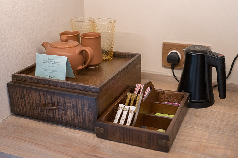 ティーセットなども完備。冷蔵庫には無料のミネラルウォーターも