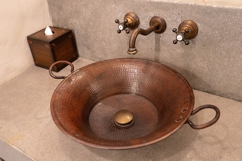 バスタブはなくシャワーのみのバスルーム。アメニティは一通り揃っています