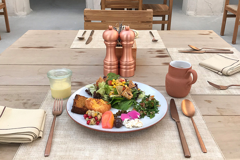 なんて優雅な朝食！　左のはプリンだと思って取ってきたラクダのミルク。ちょっとクセがある