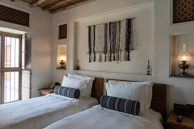 クリーク沿いにあるデラックスルーム。ホテルの家具類はインドから取り寄せているのだそう