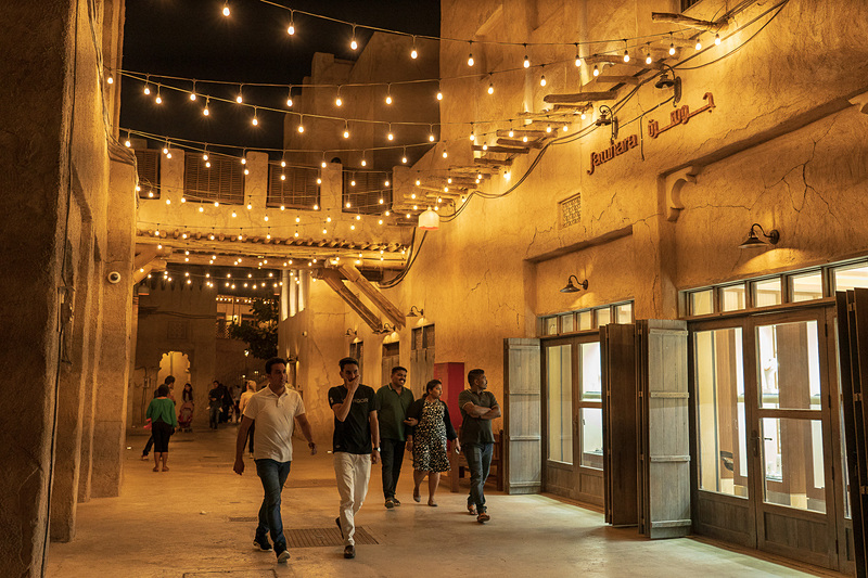 週末の夜、昔のアラブの町並みを楽しむ地元のファミリー