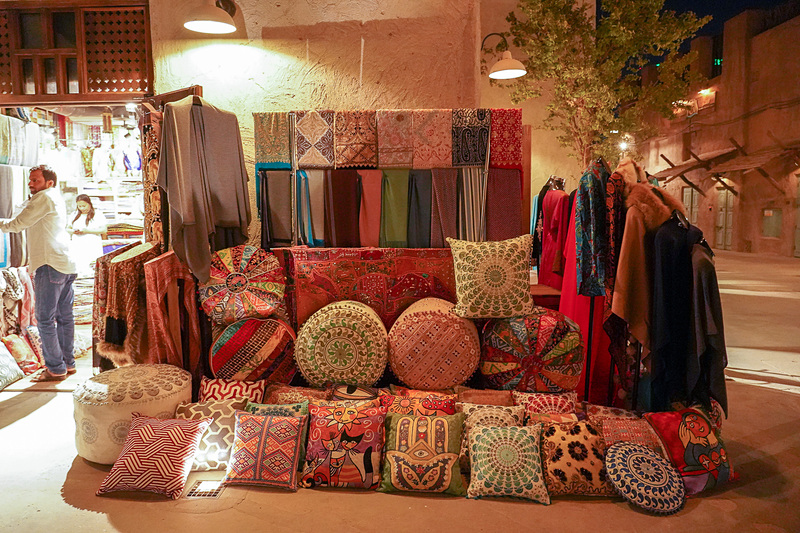 週末の夜、昔のアラブの町並みを楽しむ地元のファミリー