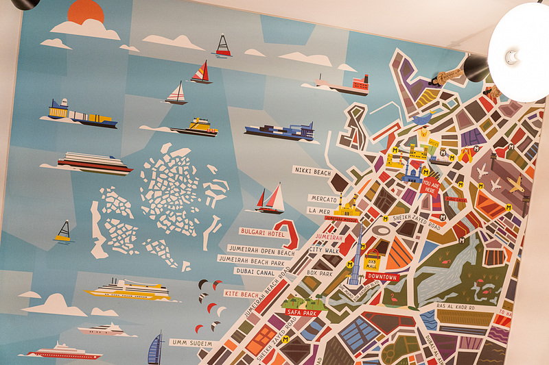 天井にはドバイのイラストマップ