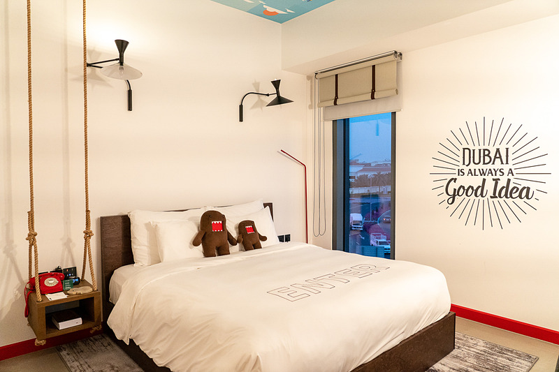 ベッドにはなぜかどーもくん。しかも2体