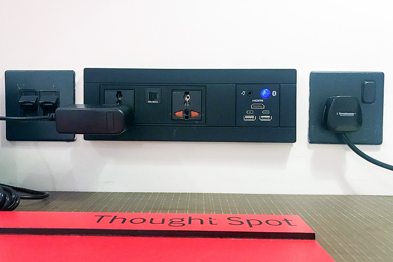 コンセントまわりがワークデスク上に集約されていてすっきり便利。もちろん無料Wi-Fi