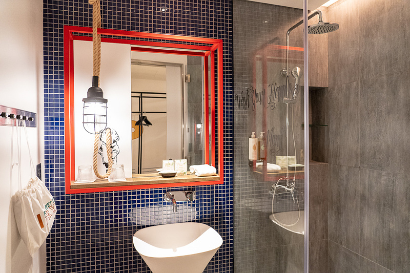 シャワーのみでバスタブはなしのバスルーム。遊び心があちこちに