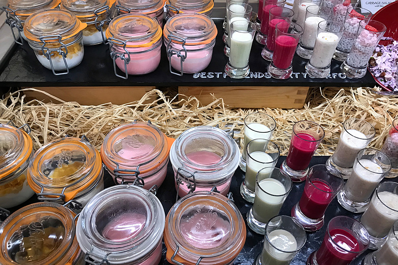 ビュッフェ形式の朝食。美味しそうなパンがたくさん