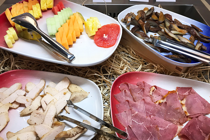 ビュッフェ形式の朝食。美味しそうなパンがたくさん