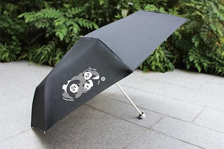 「おでかけシャンシャンファミリー折りたたみ傘」（2400円）