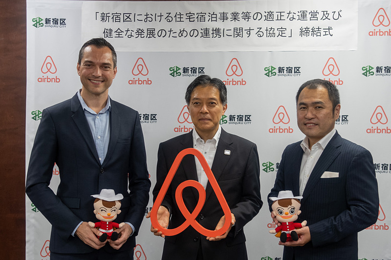 Airbnb Japan株式会社 代表取締役 田邉泰之氏（右）を交えて。新宿区区長 吉住健一氏（中央）とAirbnb 共同創業者兼CSO ネイサン・ブレチャージク（Nathan Blecharczyk）氏（左）