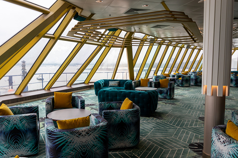 エクスプローラー ドリームの船首にある絶景ラウンジ「パームコート」。海の広さに心を打たれながら優雅なソファーでお酒も飲めるという、これぞ豪華客船というロケーション