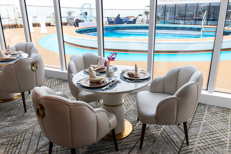 プールの脇にはパレス専用のレストランとバーカウンターが用意されている。また、専用のカジノもある