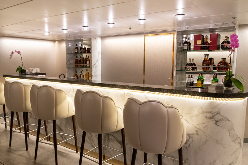 プールの脇にはパレス専用のレストランとバーカウンターが用意されている。また、専用のカジノもある