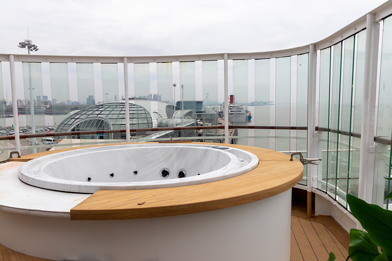 広さと豪華さに加え、露天ジャグジーが自慢のパレス ヴィラ