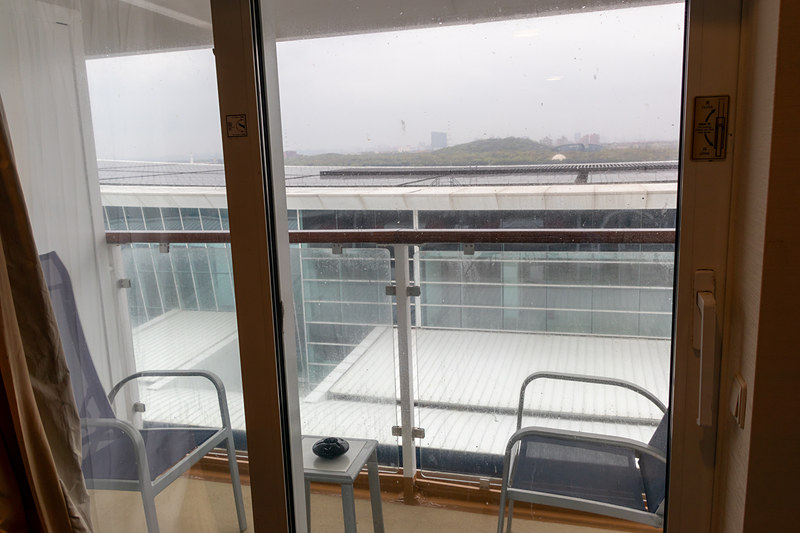 バスタブこそないが、シャワーやトイレは完備されており、デスクやサイドテーブルも備えている。そしてなにより、プライベートバルコニーがあるのが最大のポイント