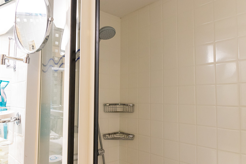 バスタブこそないが、シャワーやトイレは完備されており、デスクやサイドテーブルも備えている。そしてなにより、プライベートバルコニーがあるのが最大のポイント