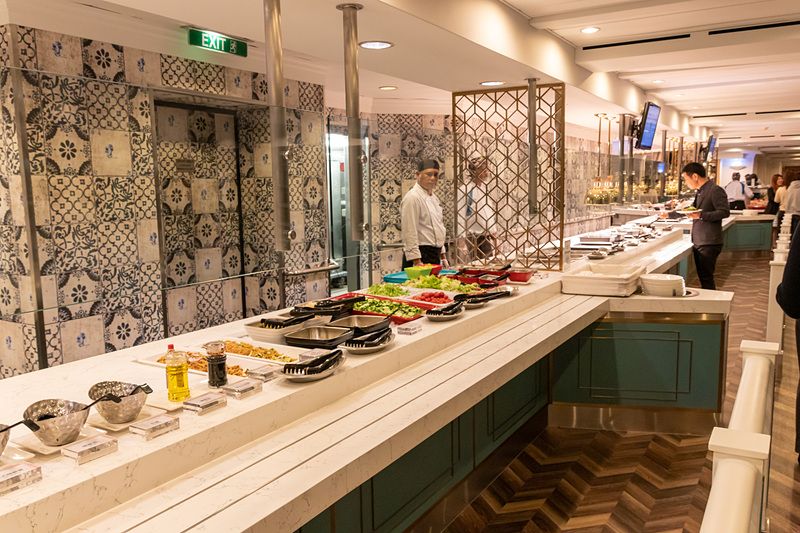 ビュッフェ形式でいろいろな料理がお腹いっぱい食べられるリド