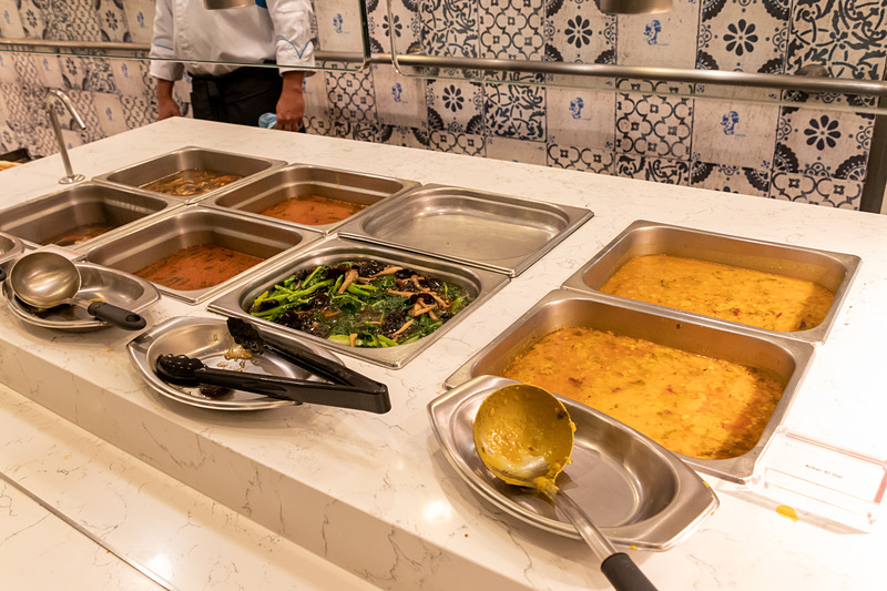 朝食は4種類あるおかゆを全部試すのもいいし、朝からスパイシーなカレーを食べるのもオツだ