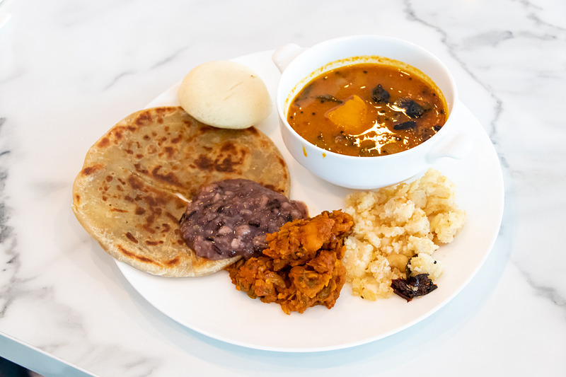 朝食は4種類あるおかゆを全部試すのもいいし、朝からスパイシーなカレーを食べるのもオツだ