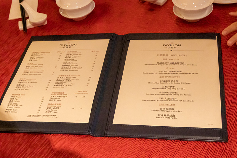 お酒は別料金だが、あとは食べ放題。次から次へとコースメニューが出される